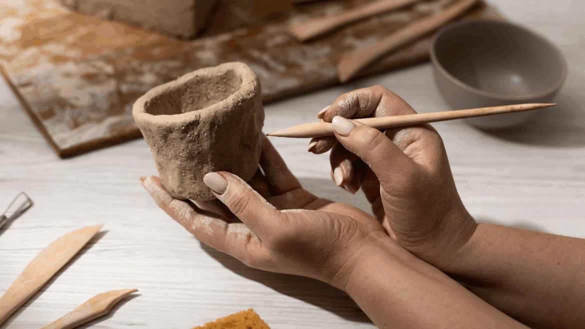 Image d'une réalisation en terre cuite en cours d'élaboration