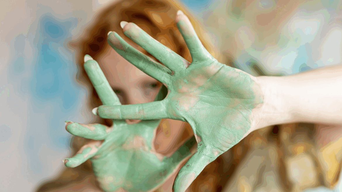 Image de mains avec des tâches de peinture