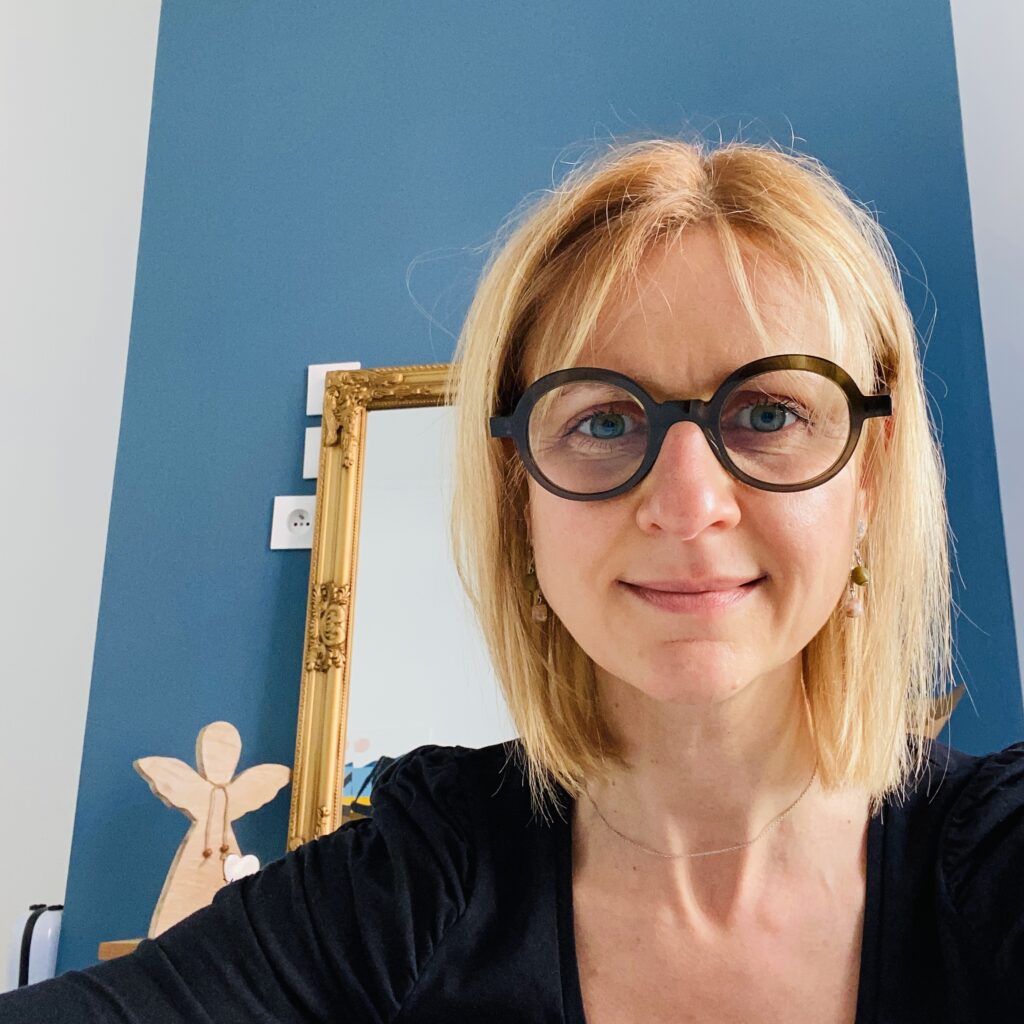 Photo de Caroline avec ses lunettes