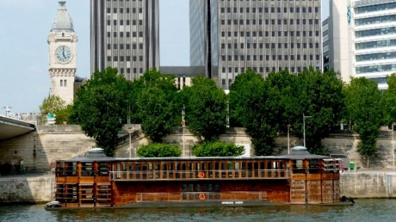 Image de la péniche l'Adamant sur la seine