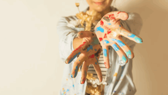 Image de mains avec des tâches de peinture