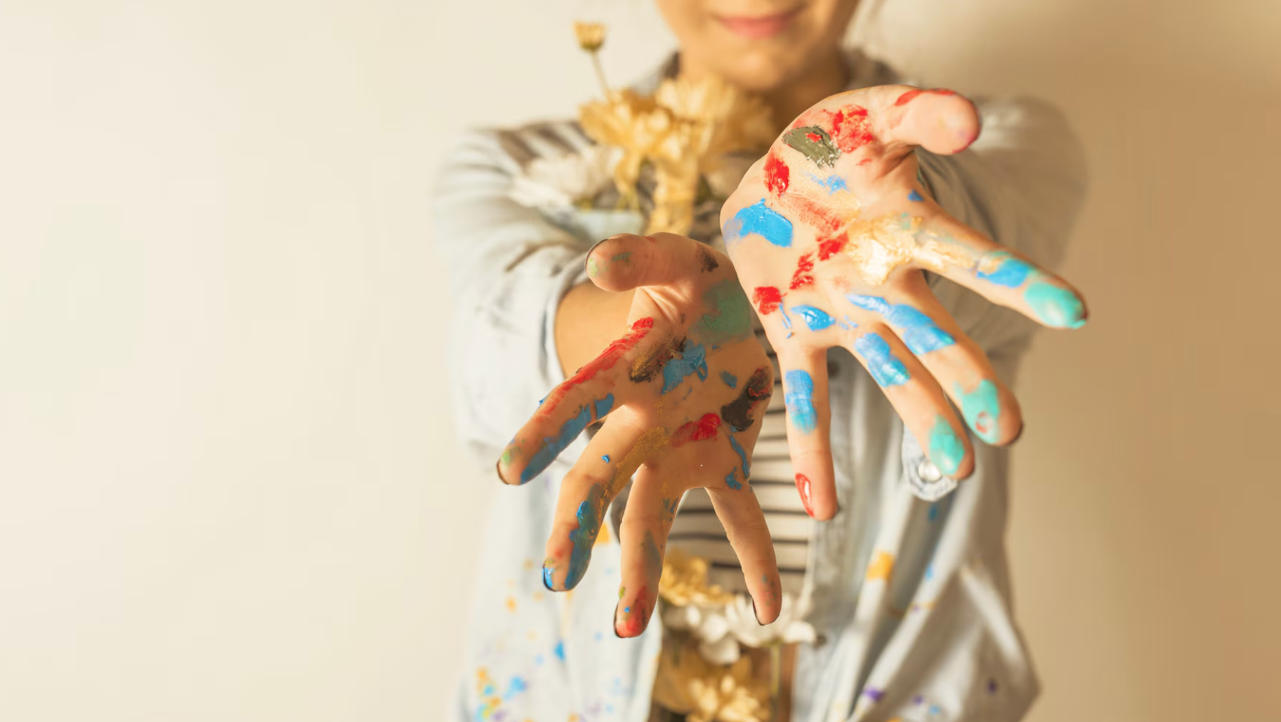 Image de mains avec des tâches de peinture